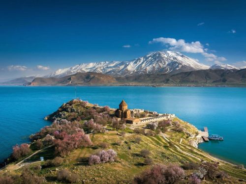 جزیره آکدامار و کلیسا