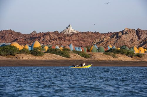 جزیره هرمز کجاست؟ راهنمای سفر و جاهای دیدنی جزیره شگفتی و رنگ ها